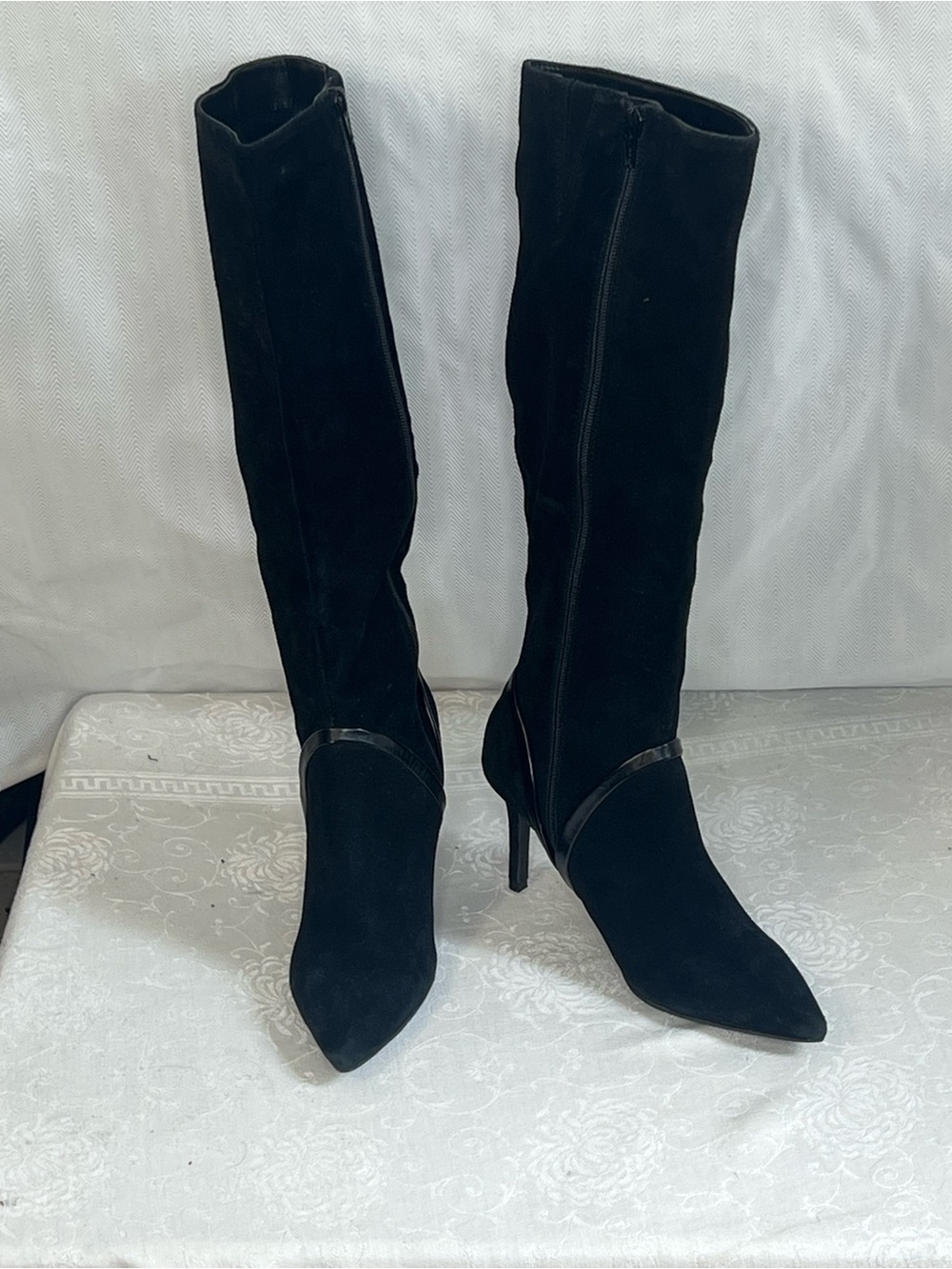 Bleecker & Bond Knee High Boots Black Suede Leather 31/2” Heels Pointed Toes 6.5